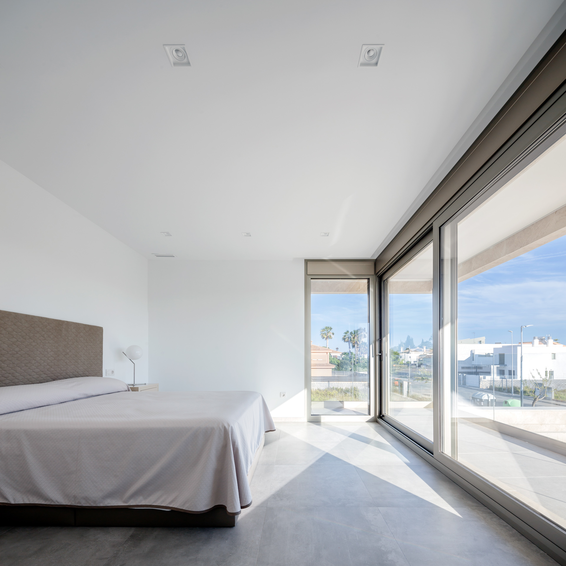 Dormitorio moderno_ventanal_cristal_luz_Balcón_Arquitectos valencia_proyectos